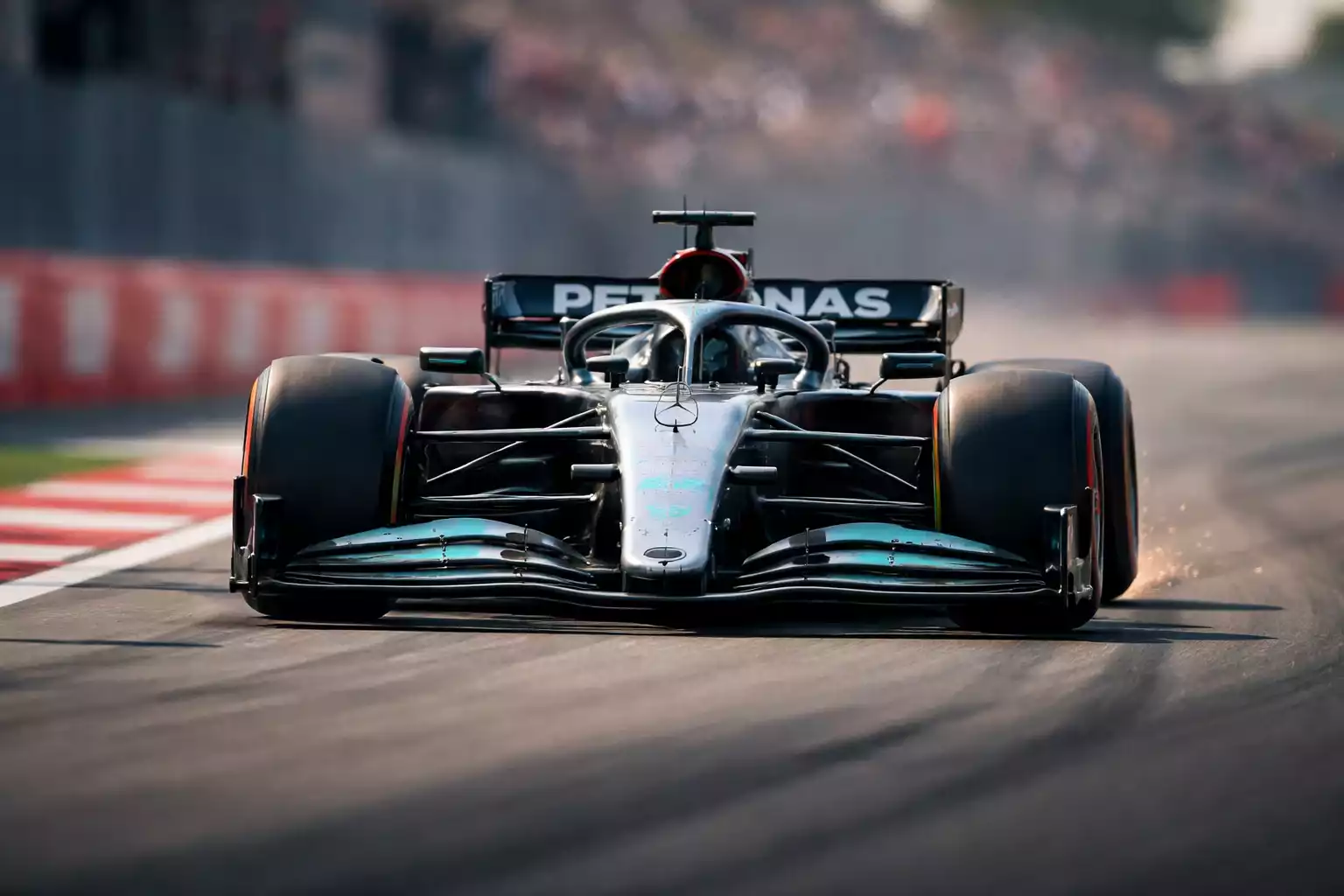 Formule 1-auto op snelle kwalificatieronde met lage stand