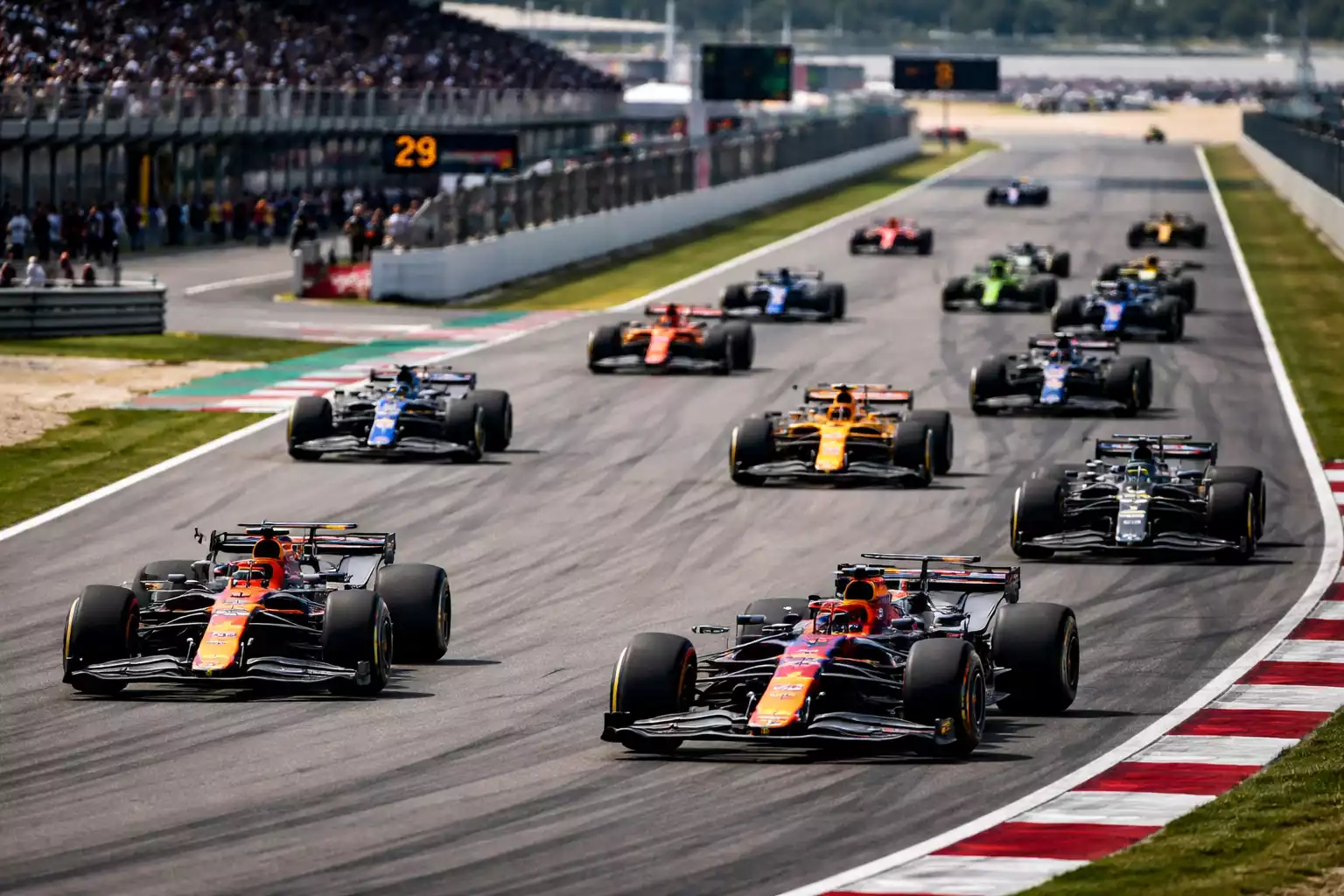 Formule 1-auto's op de baan tijdens vrije training