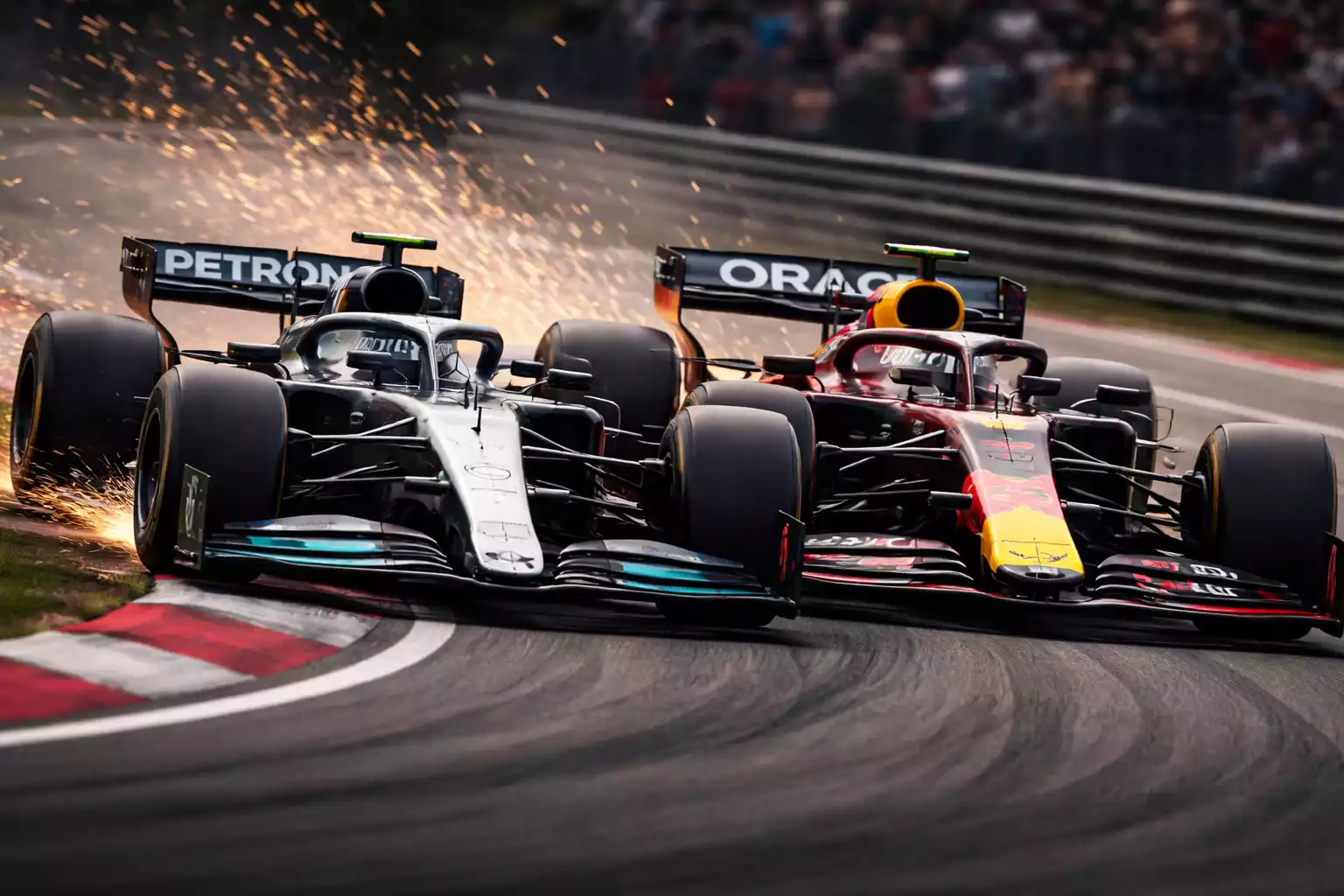 Twee Formule 1-auto's zij aan zij in spannend gevecht