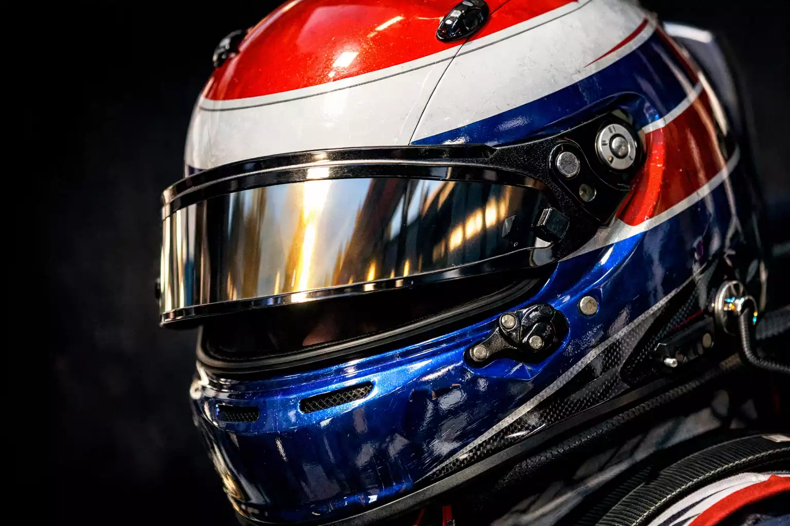 Close-up van F1-helm met Nederlandse vlag kleuren