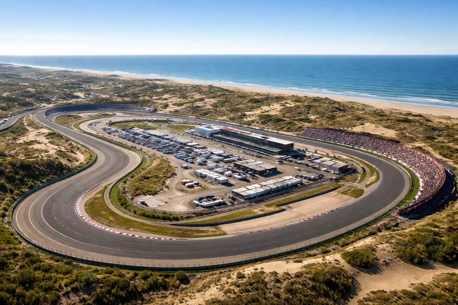 Circuit Zandvoort met duinen en zee op achtergrond